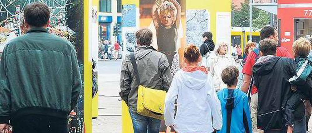 Blick zurück. Die Ausstellung zum Stadtjubiläum an der Marienkirche. Foto: dpa