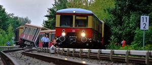 Ursachenforschung an der Unglücksstelle in Tegel. Im Bild vorne: Der Hilfsgerätezug, der die dahinter liegende S-Bahn zumindest teilweise wieder auf die Schiene setzen konnte.