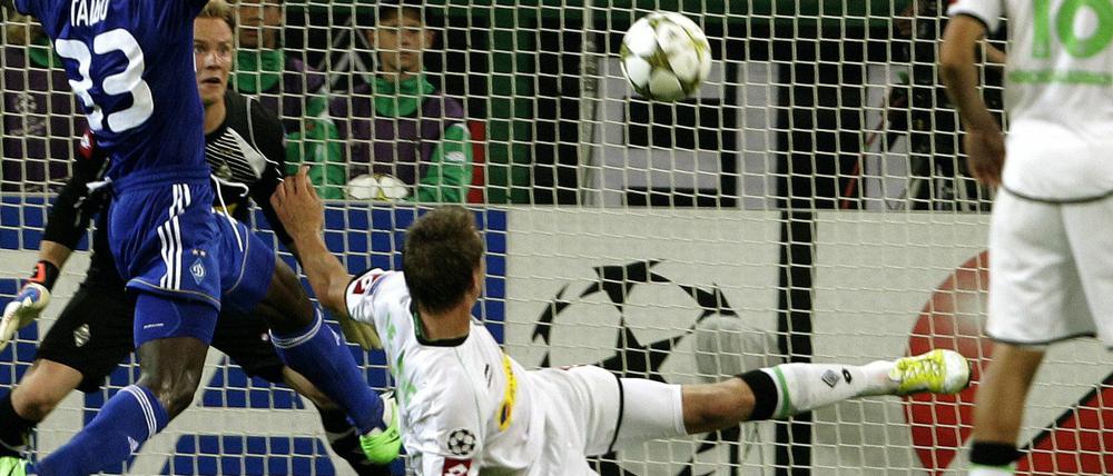 Falsche Seite. Luuk de Jong (m.) ist der teuerste Transfer in der Gladbacher Vereinsgeschichte – gegen Kiew traf der Stürmer zum 1:3 ins eigene Tor.