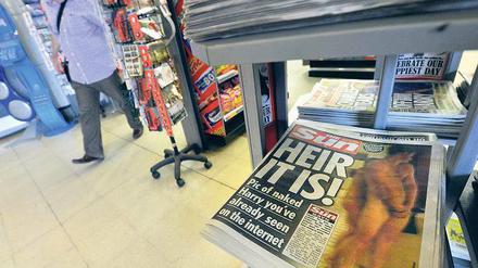Kaufargument? Die britische Boulevardzeitung „The Sun“ ist am Freitag mit dem nackten Prinz Harry als Titelfoto erschienen. Foto: Reuters
