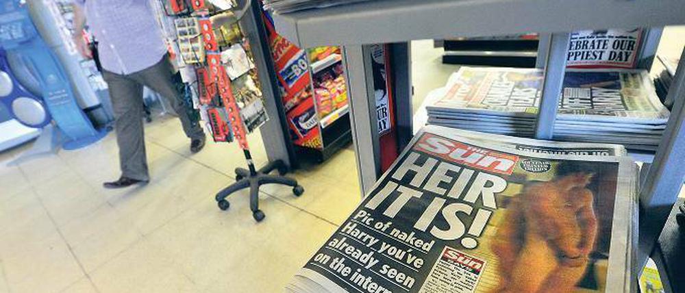 Kaufargument? Die britische Boulevardzeitung „The Sun“ ist am Freitag mit dem nackten Prinz Harry als Titelfoto erschienen. Foto: Reuters