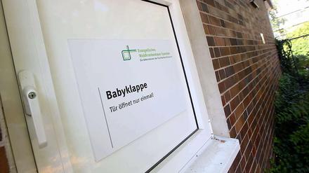 Das jüngste Kind von Kristian B. ist noch am Leben. Der 69-jährige legte die Tochter in eine Babyklappe, bevor er seine Familie und sich selbst umbrachte - vermutlich aus Verzweiflung.