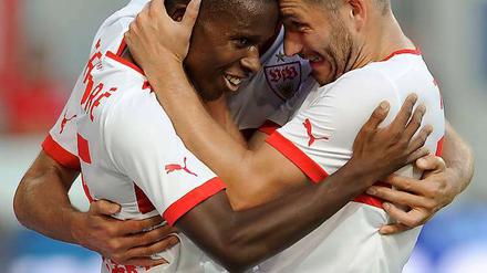 Freude beim VfB: Ibrahim Traore (l.), Ex- Herthaner und Torschütze zum 2:0, wird vom Ex-Herthaner Tunay Torun geherzt.