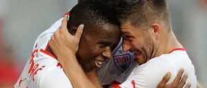Freude beim VfB: Ibrahim Traore (l.), Ex- Herthaner und Torschütze zum 2:0, wird vom Ex-Herthaner Tunay Torun geherzt.