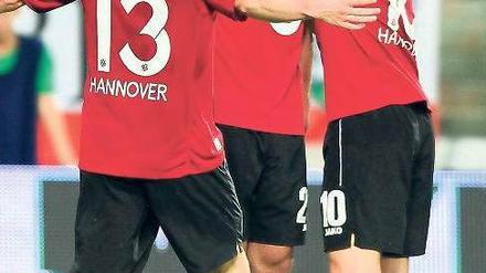 Drück mich. In Breslau hatte Hannovers Offensive um Lars Stindl (M.) Grund zur Freude – anders als die Verteidiger. Foto: dpa