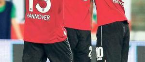 Drück mich. In Breslau hatte Hannovers Offensive um Lars Stindl (M.) Grund zur Freude – anders als die Verteidiger. Foto: dpa