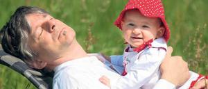 Spätes Familienglück. 30 Prozent der Väter in Deutschland sind bei der Geburt ihres ersten Kindes zwischen 35 und 44 Jahre alt, etwa drei Prozent sind älter als 45.