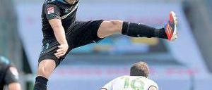 Versprungen. Der Hoffenheimer Derdiyok fliegt über Gladbachs Nordtveit.