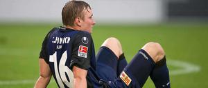 Trauer in blauschwarzgelb. Christoph Menz auf dem Sandhausener Rasen.