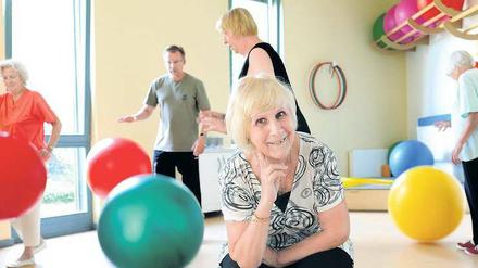 GYMNASTIK HÄLT FIT. Christa Kaltais in der Selbsthilfegruppe.
