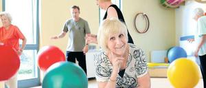 GYMNASTIK HÄLT FIT. Christa Kaltais in der Selbsthilfegruppe.