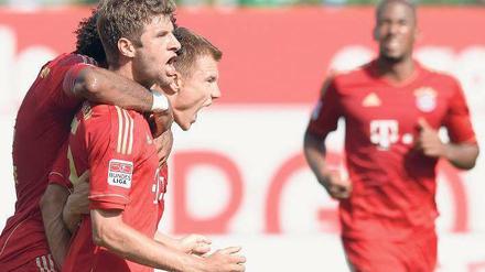 Wir können noch jubeln. Torschütze Thomas Müller (vorne) brüllt mit Holger Badstuber um die Wette, Boateng eilt zum Gratulieren heran. Foto: dpa