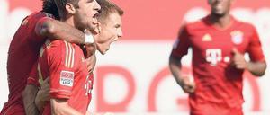 Wir können noch jubeln. Torschütze Thomas Müller (vorne) brüllt mit Holger Badstuber um die Wette, Boateng eilt zum Gratulieren heran. Foto: dpa