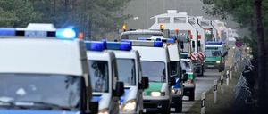 Polizeifahrzeuge begleiten den Castor-Transport im November 2010. Bei diesem Einsatz wurden auch weißrussische Beamten geschult.