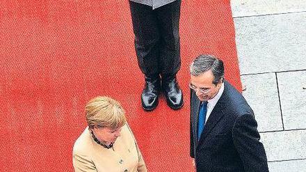 Militärische Ehren. Kanzlerin Merkel empfängt in der Regierungszentrale den griechischen Premier Samaras, dessen erste Auslandsreise im Amt nach Berlin führte. Foto: krohnfoto.de