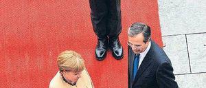 Militärische Ehren. Kanzlerin Merkel empfängt in der Regierungszentrale den griechischen Premier Samaras, dessen erste Auslandsreise im Amt nach Berlin führte. Foto: krohnfoto.de