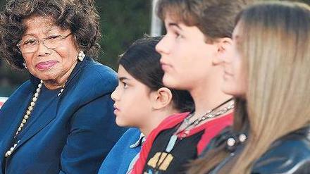 Großmutter mit Enkeln. Katherine Jackson, Blanket, Prince Michael und Paris. Foto: dpa