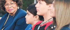 Großmutter mit Enkeln. Katherine Jackson, Blanket, Prince Michael und Paris. Foto: dpa