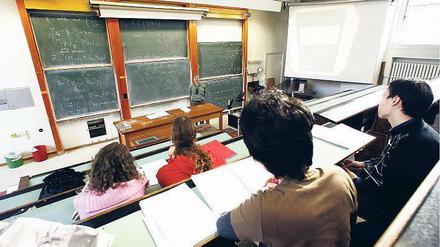 Mathematik lohnt sich. Wer promoviert geht in der Regel in die Forschung. Wechselt ein Wissenschaftler dann in die Wirtschaft, kann er damit rechnen, 30 bis 50 Prozent mehr zu verdienen. Foto: dapd