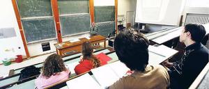Mathematik lohnt sich. Wer promoviert geht in der Regel in die Forschung. Wechselt ein Wissenschaftler dann in die Wirtschaft, kann er damit rechnen, 30 bis 50 Prozent mehr zu verdienen. Foto: dapd