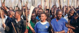 Zu allem entschlossen. Die in den Minen Südafrikas ausgebeuteten Arbeiter tanzen und singen sich in Trance, bis sie keine Angst mehr haben.