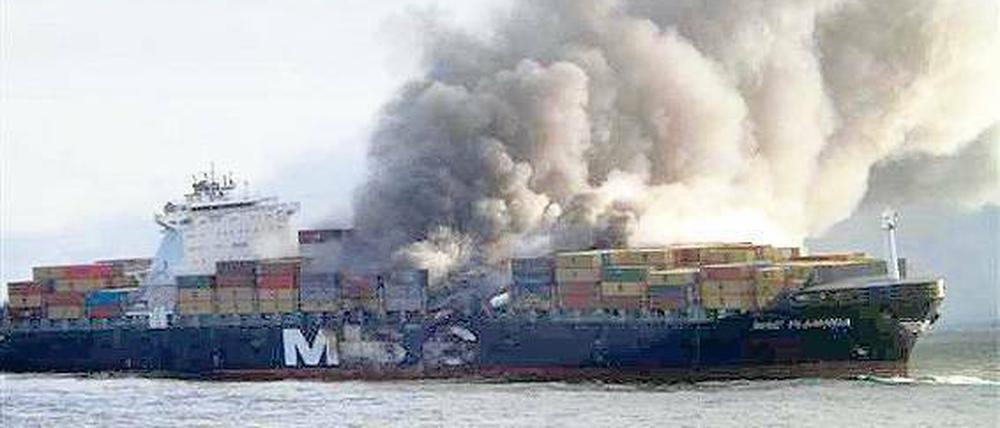 Der Havarist. Die brennende „MSC Flaminia“ vor einer Woche auf dem Atlantik. Sie wird in die Nordsee geschleppt. Foto: dpa