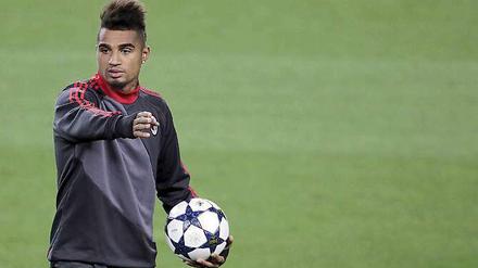 Wegzeiger. Kevin-Prince Boateng weiß, wo es auf dem Fußballplatz langgeht.