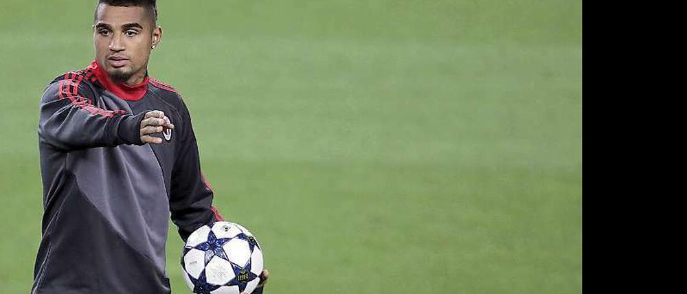 Wegzeiger. Kevin-Prince Boateng weiß, wo es auf dem Fußballplatz langgeht.