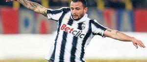 Hier schwebt der Campione! Juves Simone Pepe demonstriert Turiner Leichtigkeit. Foto: dapd