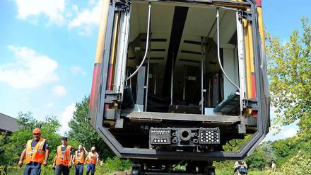 Bahnarbeiter räumen am Mittwoch nach dem S-Bahnunfall vom Vortag in Berlin-Tegel die Unglücksstelle.