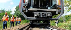 Bahnarbeiter räumen am Mittwoch nach dem S-Bahnunfall vom Vortag in Berlin-Tegel die Unglücksstelle.