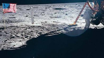 Arbeitsplatz Mond. Neil Armstrong beim Sammeln von Material auf dem Erdtrabanten. Als er 1969 zum Mond flog war er Ende 30. Fotos: dpa (4)/AFP