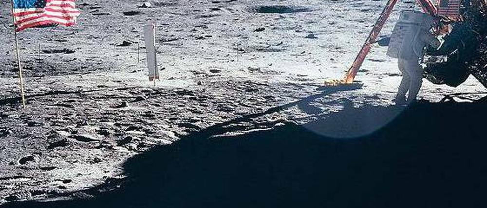 Arbeitsplatz Mond. Neil Armstrong beim Sammeln von Material auf dem Erdtrabanten. Als er 1969 zum Mond flog war er Ende 30. Fotos: dpa (4)/AFP