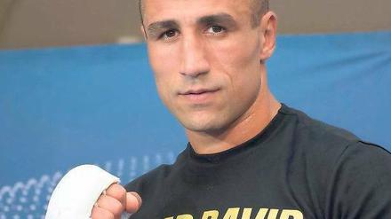 Diese Faust kann weh tun! Arthur Abraham zeigt seine wichtigste Waffe.