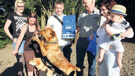 Mitglieder des Vereines „Hundefreunde Berlin“ wollen vorbildlich sein. Sie räumen Hundehaufen weg und unterstützen so die Ziele der Initiative „Stadt und Hund“. Fürs Foto trafen sich Aktive des Vereins am Revaler Platz in Friedrichshain – zusammen mit Christof Wüllner (l.) und Michael Krockauer von „Stadt und Hund“.