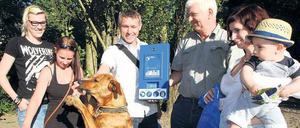 Mitglieder des Vereines „Hundefreunde Berlin“ wollen vorbildlich sein. Sie räumen Hundehaufen weg und unterstützen so die Ziele der Initiative „Stadt und Hund“. Fürs Foto trafen sich Aktive des Vereins am Revaler Platz in Friedrichshain – zusammen mit Christof Wüllner (l.) und Michael Krockauer von „Stadt und Hund“.