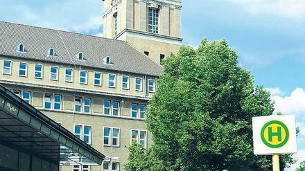 Verkaufsobjekt. Der Fusionsbezirk Tempelhof-Schöneberg verfügt über drei attraktive Rathäuser: das Rathaus Friedenau, das Rathaus Schöneberg und das Rathaus Tempelhof. Nun soll das Rathaus in Friedenau abgegeben werden, um Kosten zu sparen. Vergangenen Winter gab es in dem 1917 eröffneten Gebäude allerdings einen großen Wasserschaden. 60 Räume mussten komplett gesperrt werden.