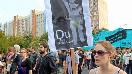 Demonstrationszug durch Rostock-Lichtenhagen, 20 Jahre nach den rechtsextremen Ausschreitungen.