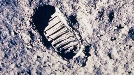 Spuren im Sand. Fußabdruck eines Astronauten der Apollo-11-Mission auf dem Mond.