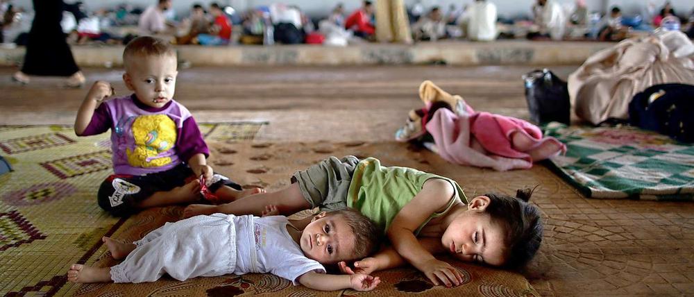 Schlafen und warten: Mehrere Millionen Syrer sind auf der Flucht, vielen leben seit Wochen in Camps in Nachbarländern.