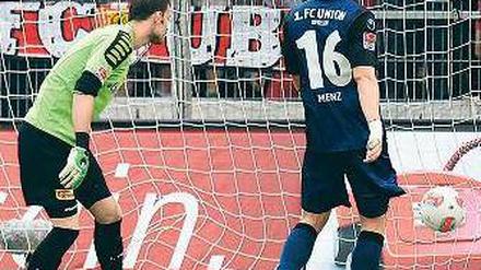 Jedes Ende hat einen Anfang. Torhüter Daniel Haas und Verteidiger Christoph Menz schauen zu, wie der Ball zum 0:1 gegen Union im Netz landet. Foto: dapd
