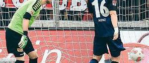 Jedes Ende hat einen Anfang. Torhüter Daniel Haas und Verteidiger Christoph Menz schauen zu, wie der Ball zum 0:1 gegen Union im Netz landet. Foto: dapd