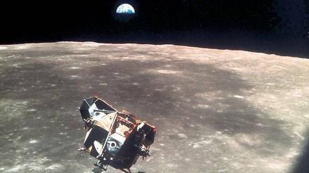 Armstrongs Fähre über dem Mond.
