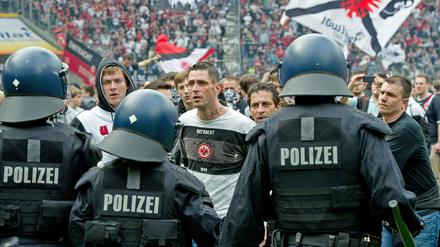 Die Polizei wird von Fußball-Einsätzen an ihre Kapazitätsgrenze gebracht. 