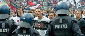 Die Polizei wird von Fußball-Einsätzen an ihre Kapazitätsgrenze gebracht. 