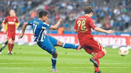 Jetzt geht’s los! Sami Allagui trifft zum 1:0 gegen Regensburg, Herthas erstem Führungstor in dieser Saison. Foto: dpa