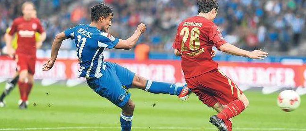Jetzt geht’s los! Sami Allagui trifft zum 1:0 gegen Regensburg, Herthas erstem Führungstor in dieser Saison. Foto: dpa