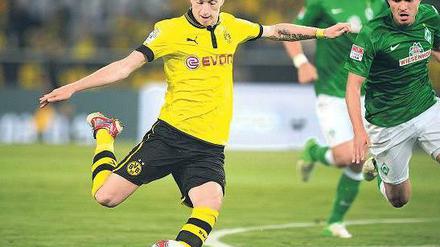 Augen zu und Tor. Dortmunds Neuzugang Marco Reus erzielt den ersten Treffer der neuen Bundesliga-Saison. Foto: dpa