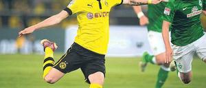 Augen zu und Tor. Dortmunds Neuzugang Marco Reus erzielt den ersten Treffer der neuen Bundesliga-Saison. Foto: dpa