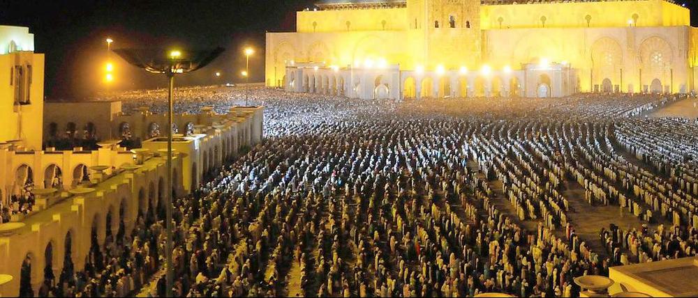 Gläubige beim Gebet in einer Moschee in Casablanca während des Ramadan.